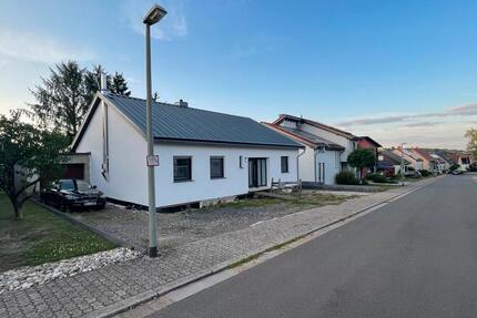 1-Familienhaus (Bungalow) mit Anbau & Garage in Hirzweiler