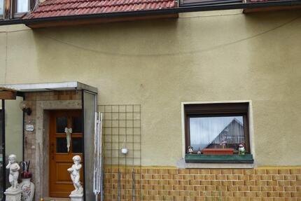 Einfamilienhaus mit Hof und Garage