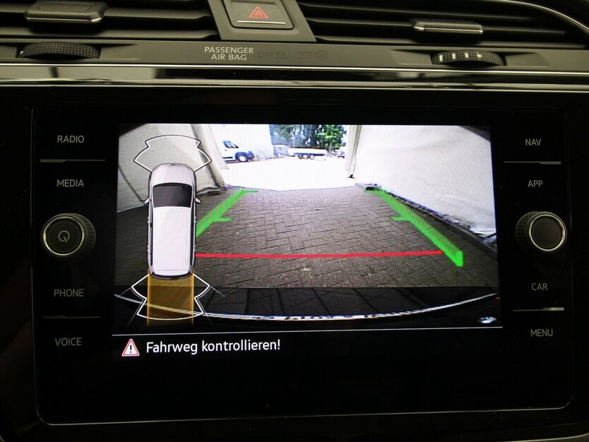 VW Touran 1.5 TSI 7-DSG Comfortline 7-SITZ+NAVI+AHK 25.069 km 32.790 € Hagenow 19230