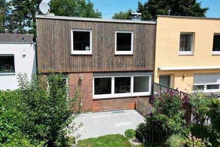 Am Fuße des Fernsehturms: Reihenmittelhaus mit schönem Garten 7 zimmer