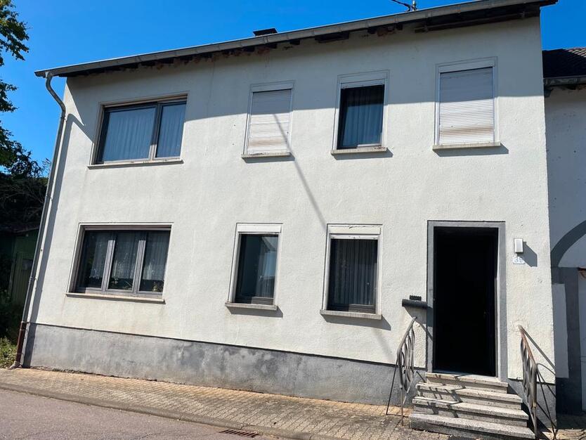 Altes Bauernhaus mit Garage, Scheune und großem Grundstück