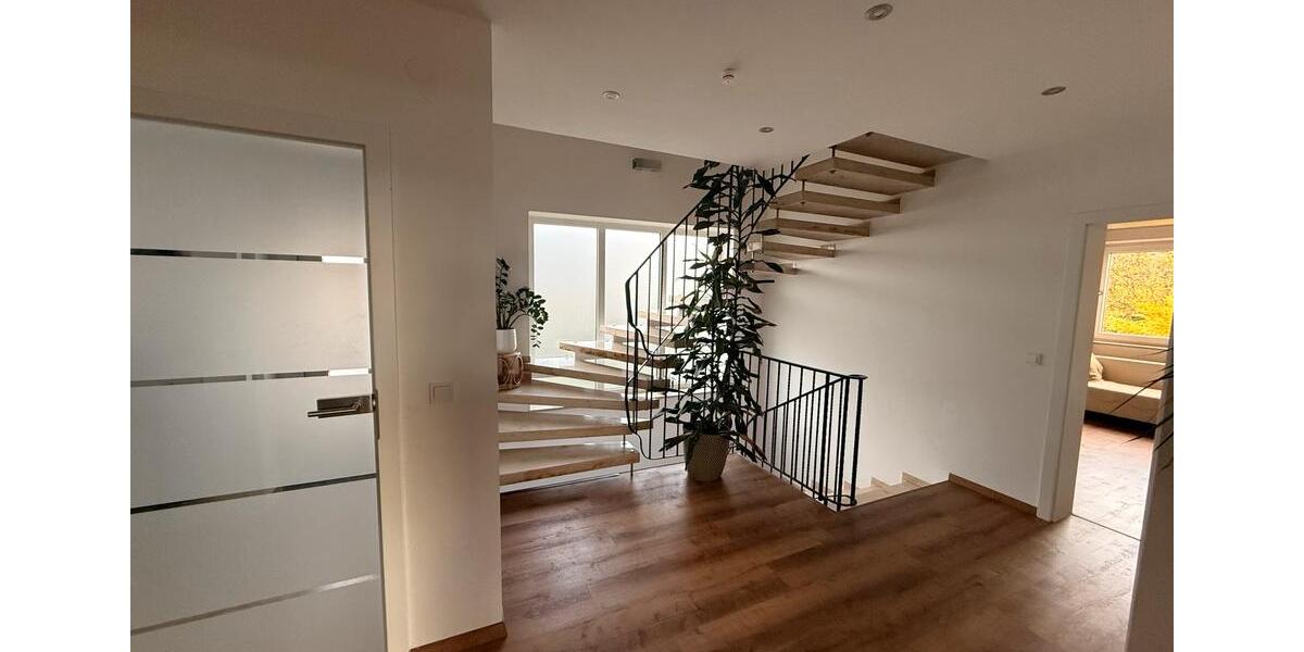 Freistehender Einfamilienhaus mit ausgebauten Keller Studio 5 zimmer