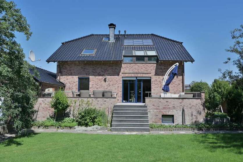 Haus zum Kaufen in Jüchen Bedburdyck 699.900 € 189.69 m²