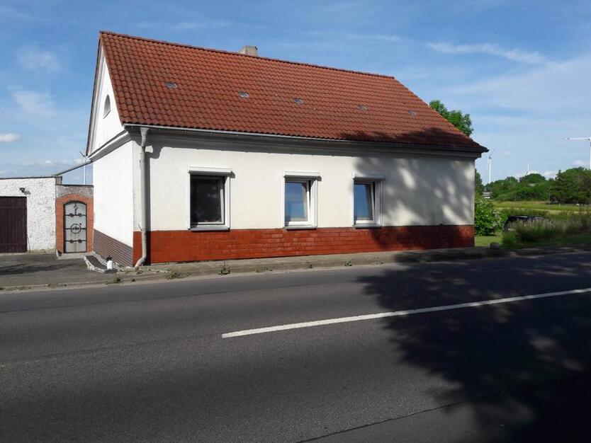 Freistehendes Einfamilienhaus mit reichlich Nebengelass