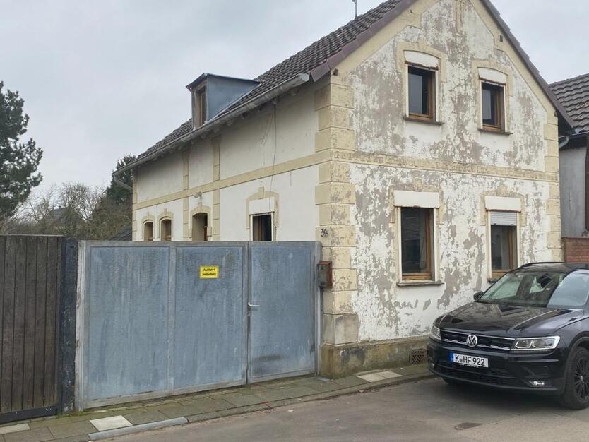 Renovierungsbedürftiges Haus mit Grundstück 1209 QM