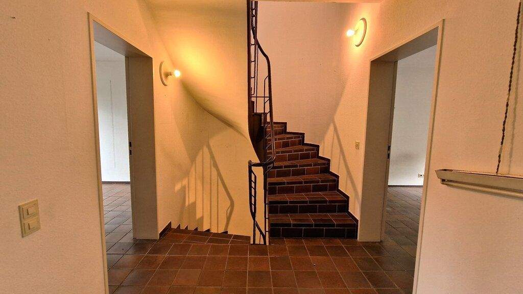 Großes, modernisierungsbedürftiges Einfamilienhaus mit 5 Schlafzimmern und drei Bädern in Richterich 7 zimmer