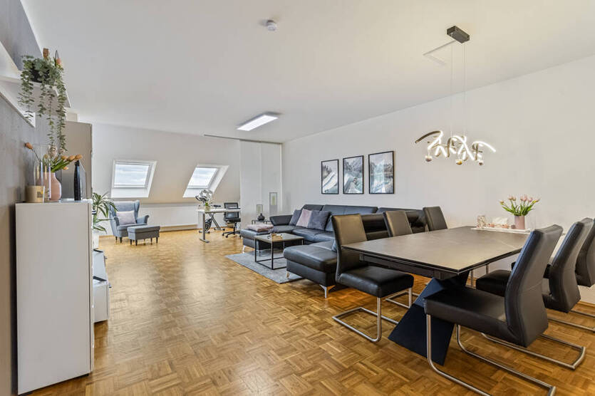 *** Lichtdurchflutete Dachgeschoßwohnung mit zwei sonnigen Dachterrassen in Top-Lage ***