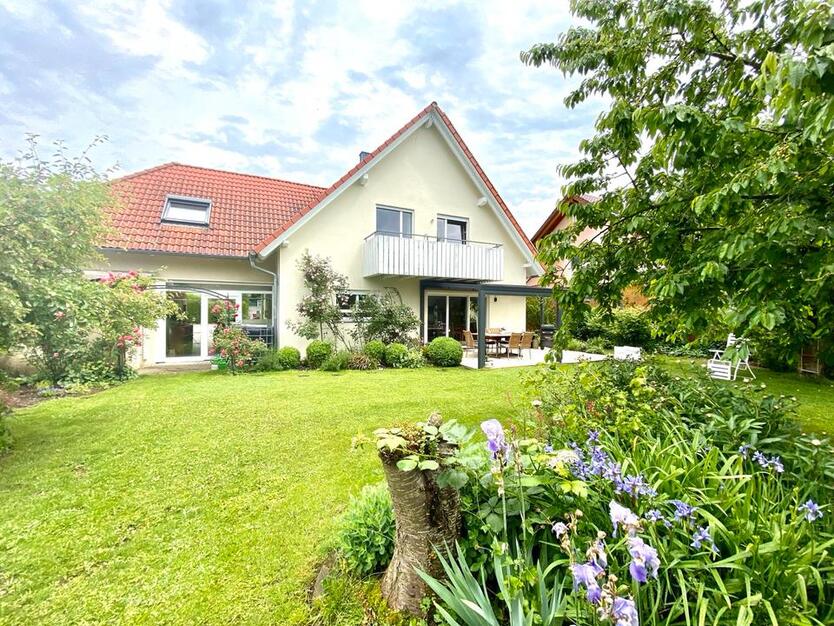 Freistehendes Einfamilienhaus in unbebauter Feldrandlage