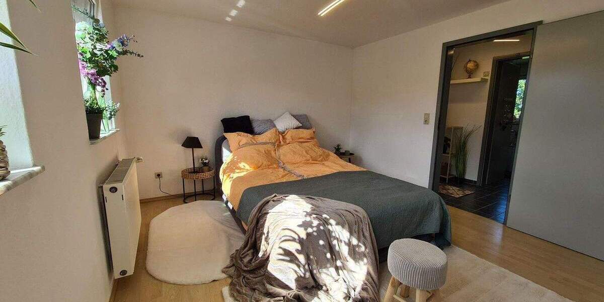 RESERVIERT Charmante Dachgeschosswohnung mit Einbauküche - sofort verfügbar! 2 zimmer