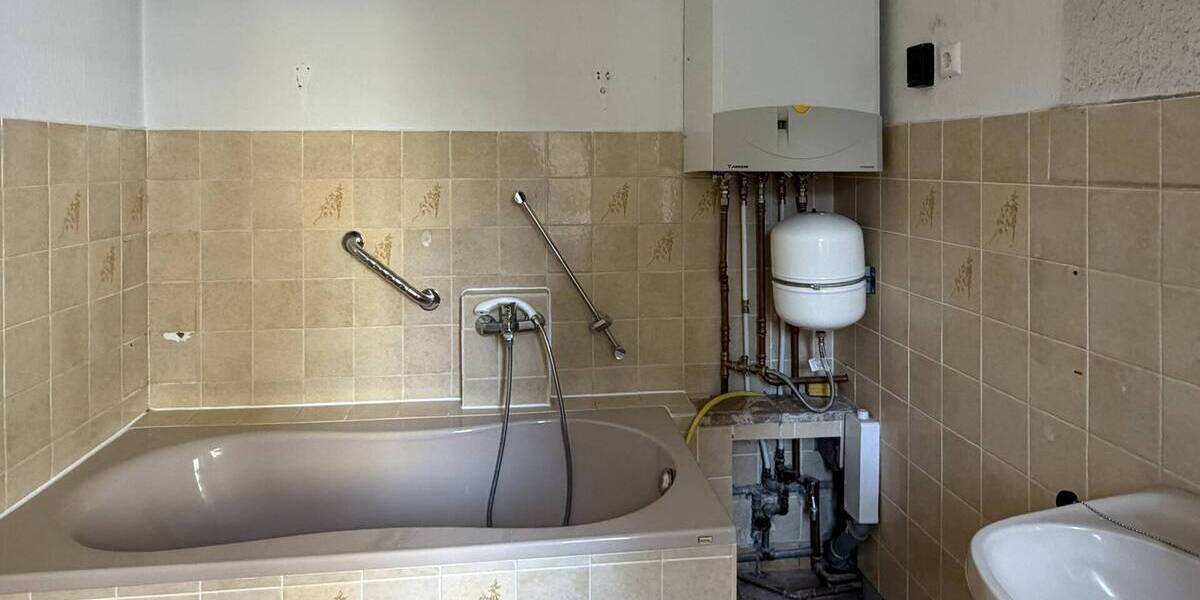 Kleines Mehrfamilienhaus mit 3 Einheiten, nahe dem Bahnhof und mit Ausbaupotential, 5,1 % Rendite - Mehrfamilienhaus, Wohnhaus Luckenwalde | Angebot:25805950