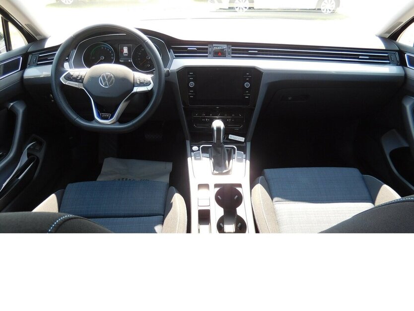 VW Passat Variant 1.4 GTE Benzin/Hybri TSI DSG Navi 35.600 km 23.990 € Vordorf 38533