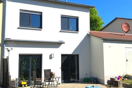 Miete: neuwertige Doppelhaushälfte mit Garage