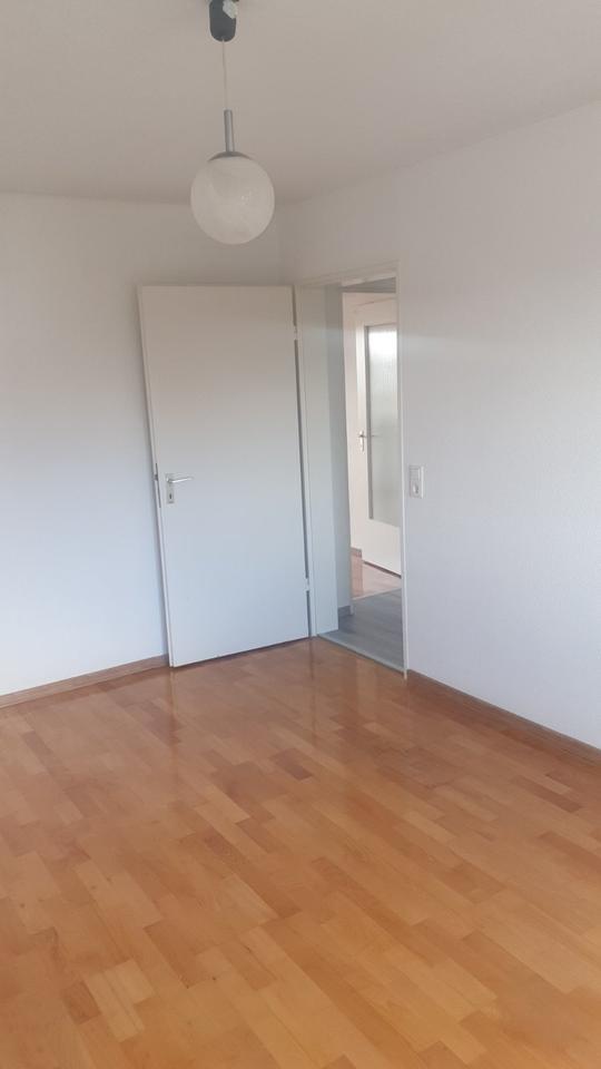 Schöne 3-Zimmer-Wohnung mit Balkon, großem Keller und Parkplatz zimmer