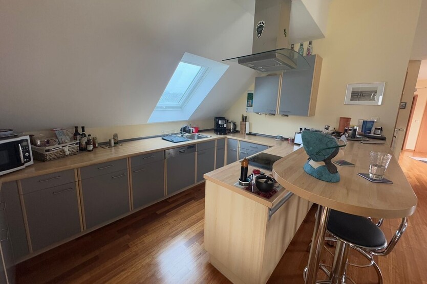 Eschborn: Einfach zum Wohlfühlen!! Attraktive und großzügige DG-Wohnung inkl 2 TG-Stellplätze!! 3 zimmer