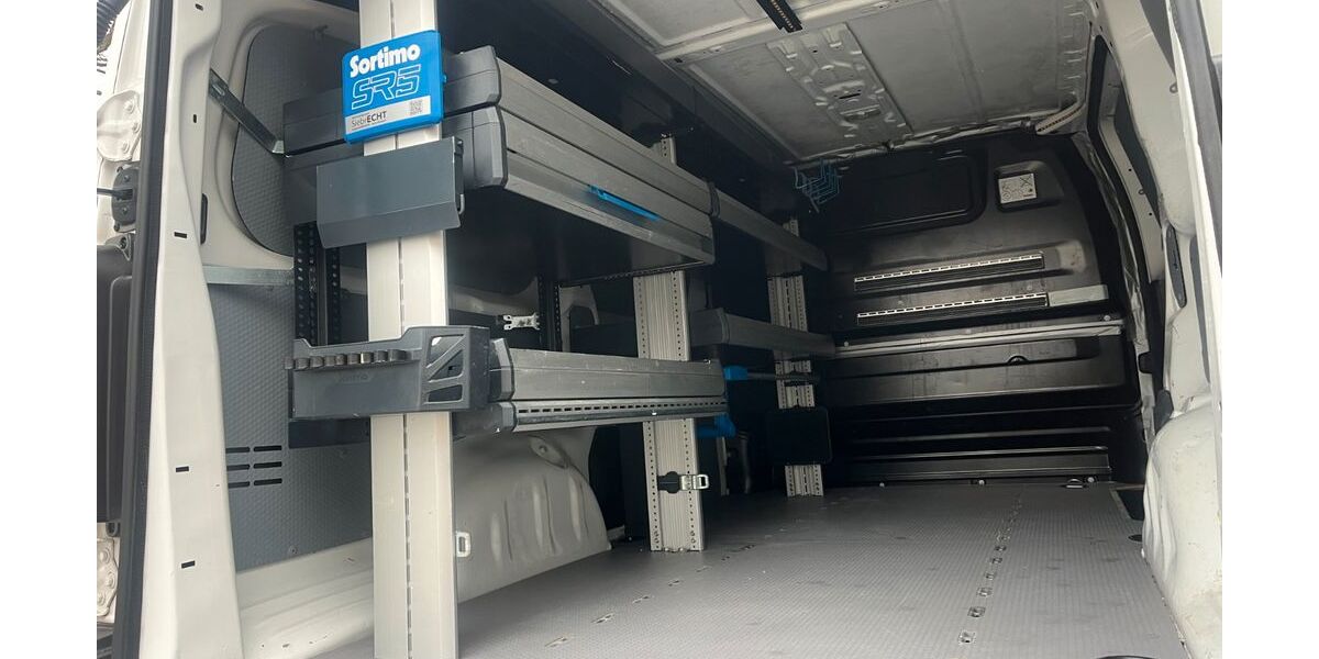 Opel Vivaro 99.221 km 16.999 &euro; München 81825