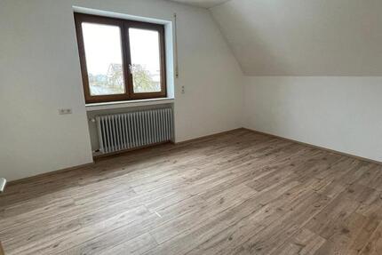 4 Zimmer Wohnung mit Kochnische, Garten u.evtl. Garage. Kaltmiete 4 zimmer
