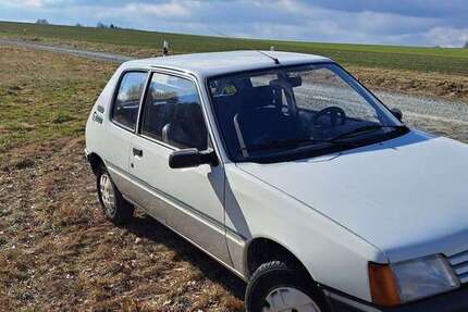 Peugeot 205 99.700 km 2.400 &euro; Schönbach 02708