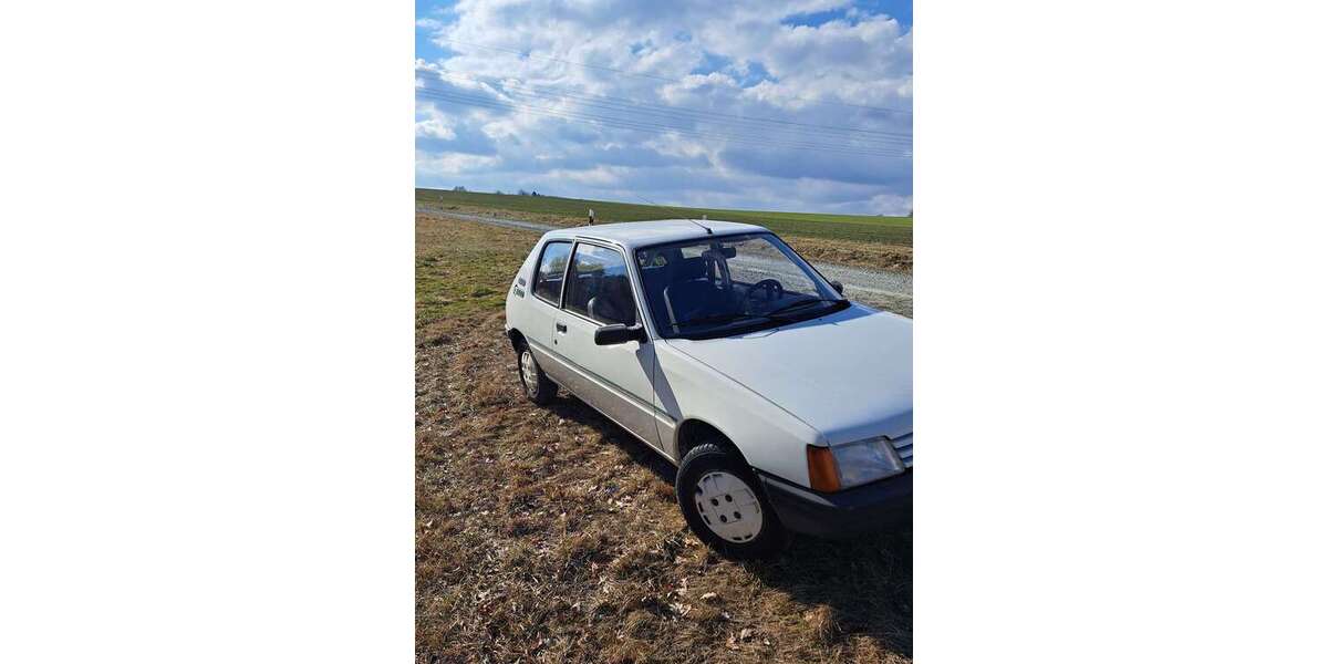Peugeot 205 99.700 km 2.400 &euro; Schönbach 02708