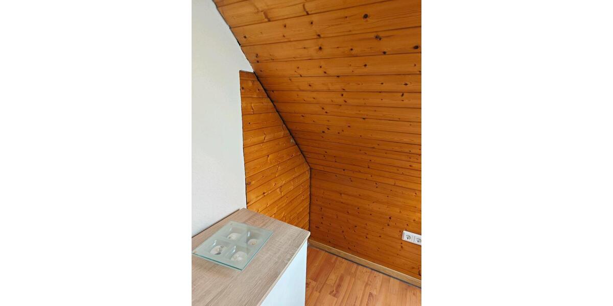 Vollmöbellierte Dachgeschosswohnung 2 Zimmer Küche Bad zimmer