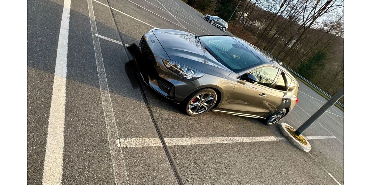 Ford Focus 83.000 km 13.900 &euro; Kirburg 57629