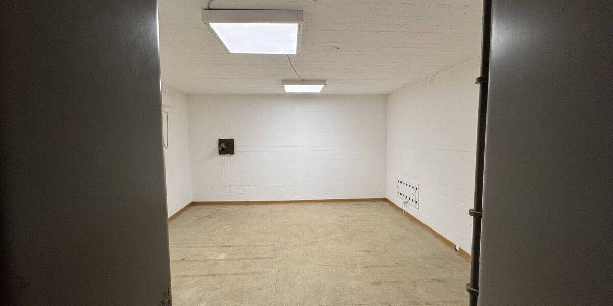 Gewerbeobjekt Kirchhain - 7 Zimmer, 341 m&sup2;, 3.000&euro; | Angebot:26092897