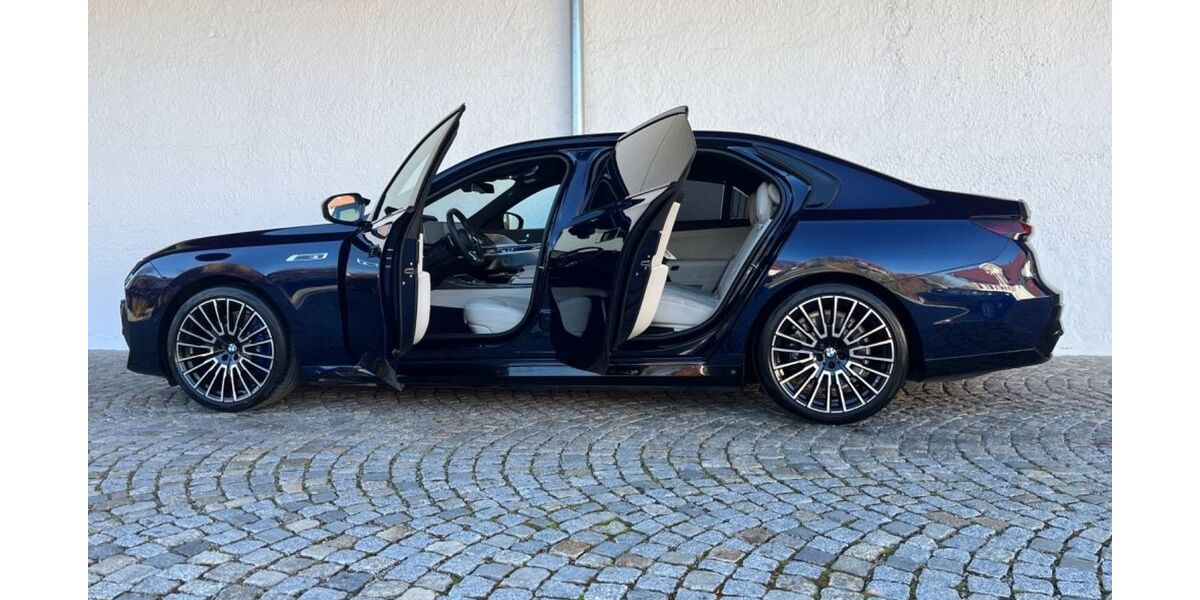 BMW i7 8.540 km 121.800 &euro; München 81245