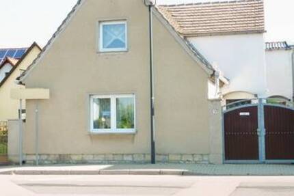 - Teilunterkellertes Einfamilienhaus mit Nebengebäude - 5 zimmer