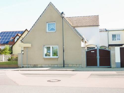 - Teilunterkellertes Einfamilienhaus mit Nebengebäude - 5 zimmer