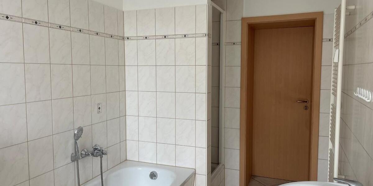 Zur ANLAGE: Komplett renoviert und modernisiert - mit Tageslichtbad, Balkon, Garage und Stellplatz! - Erdgeschoßwohnung Bärenstein Niederschlag | Angebot:26003489