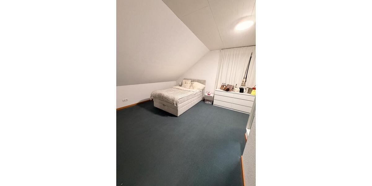 Dachgeschoßwohnung Isernhagen - 2.5 Zimmer, 70 m&sup2;, 650&euro; | Angebot:25227026