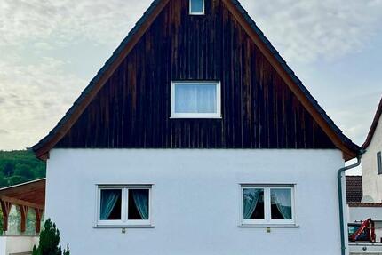 Haus 1-2 Familien, 8 Zimmer,schönem Garten sowie Parkplätze 8 zimmer