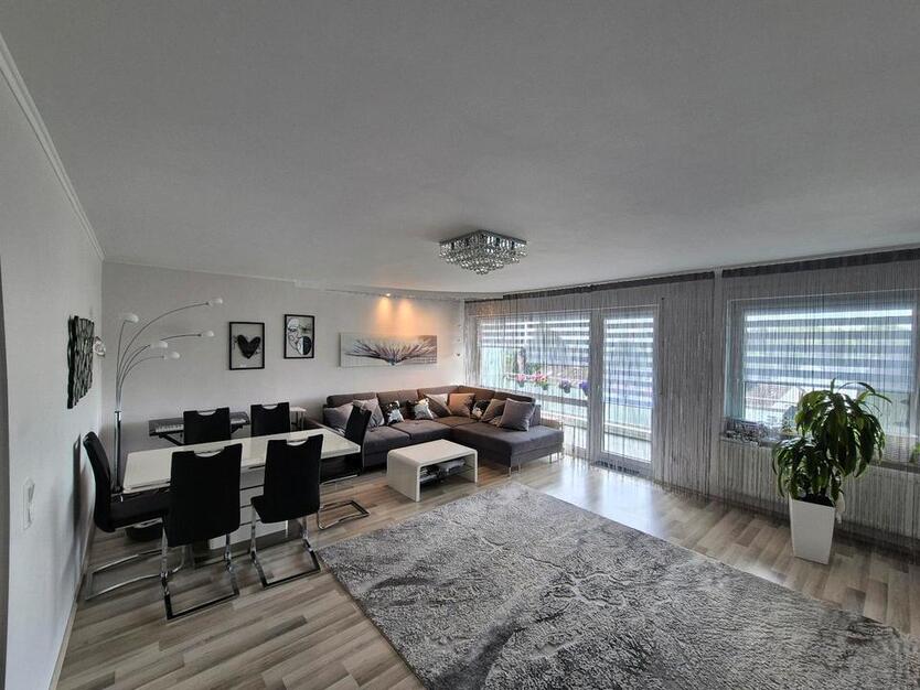 3 Zimmer Eigentumswohnung mit 2 Balkonen+Tiefgaragenstellplatz.