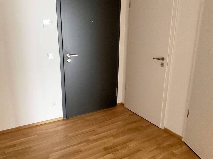 Helle 2-Zimmer-Wohnung mit Terrasse, moderne Neubau-Ausstattung mit Echtholzparkett + Einbauküche