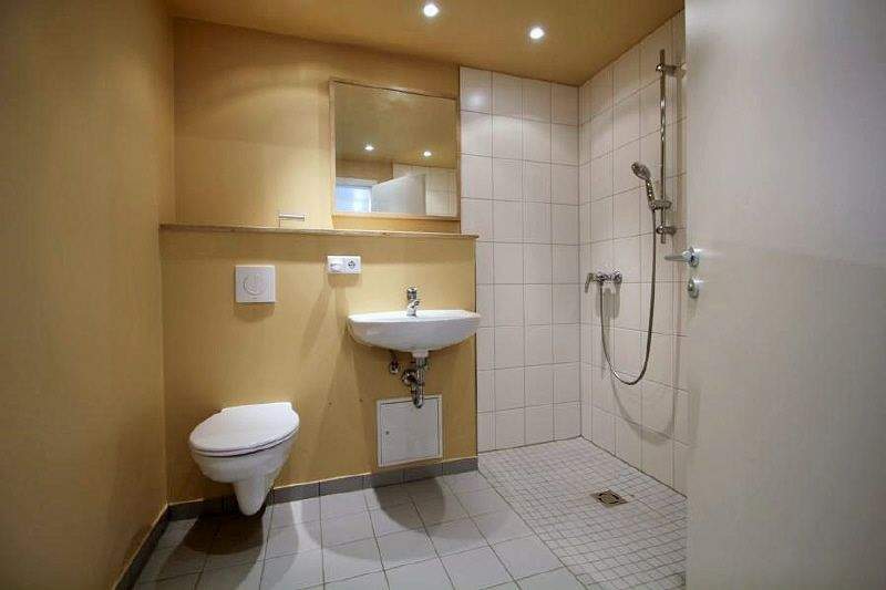 2 ZIMMER APARTMENT MIT EINBAUKÜCHE IM DACHGESCHOSS... 2 zimmer