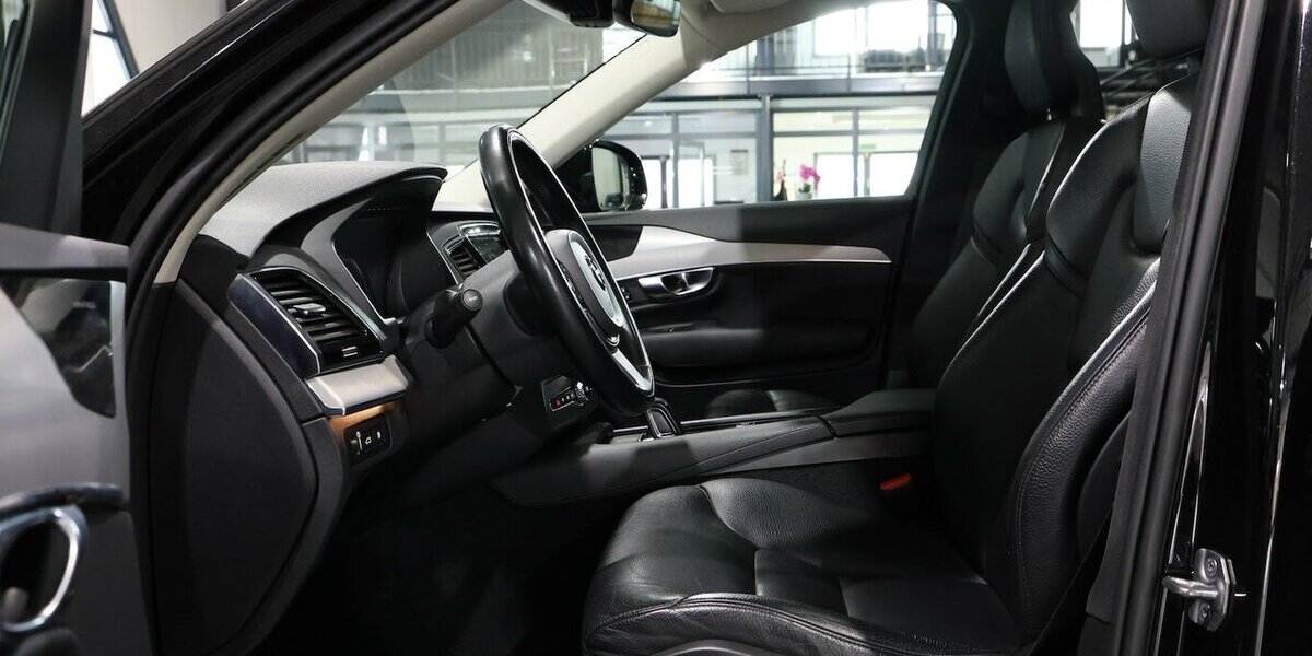 Volvo XC90 T8 P-HEV AWD EXPRESSION R-DESIGN / 7-SITZER 143.000 km 38.444 &euro; Hamm 59077