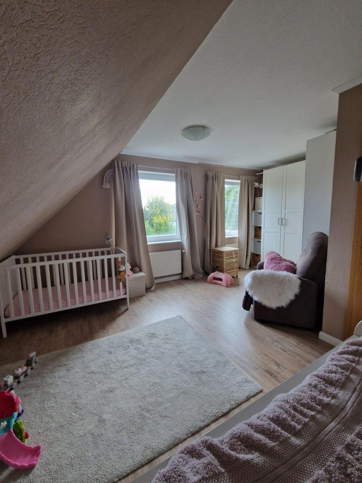 Einfamilienhaus (150 m² Wfl., 369 m² Grdst., 4 Zi., 2 Bäder)