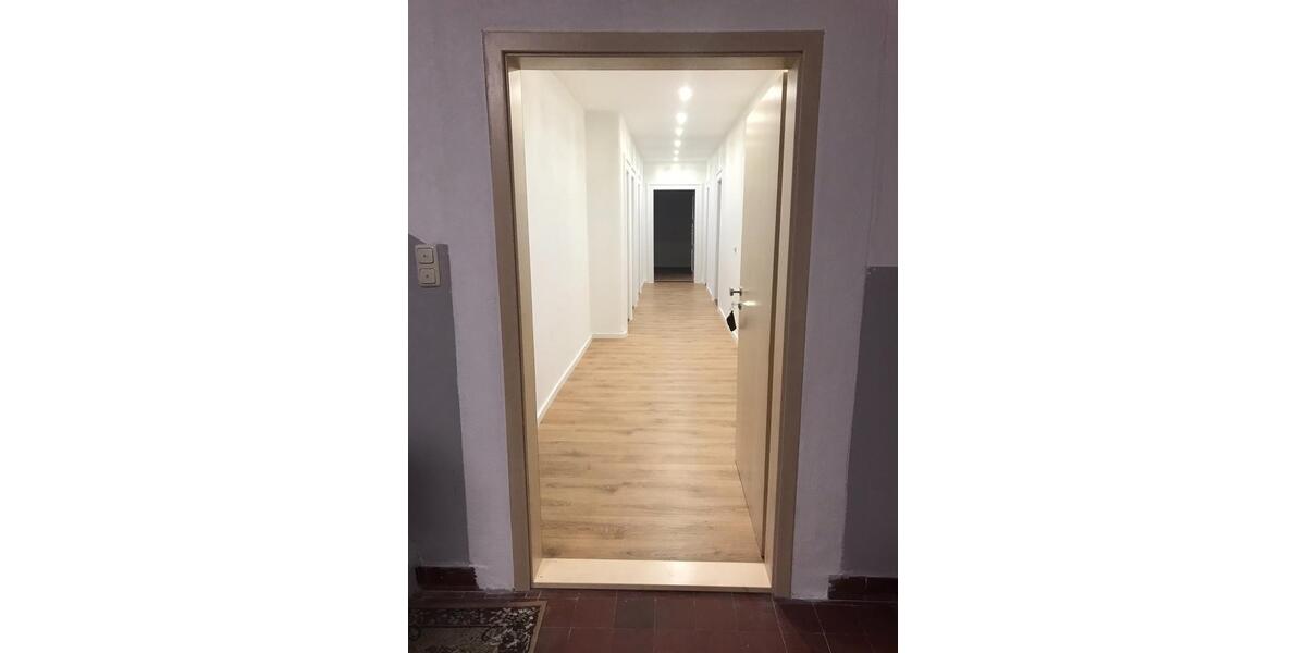 Renovierte Wohnung (Erstbezug Parterrre mit Garten und Balkon) 5 zimmer