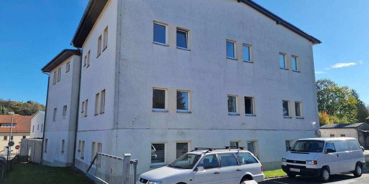 großzügige, helle 2-Zimmerwohnung nach Teilsanierung zu vermieten. 2 zimmer