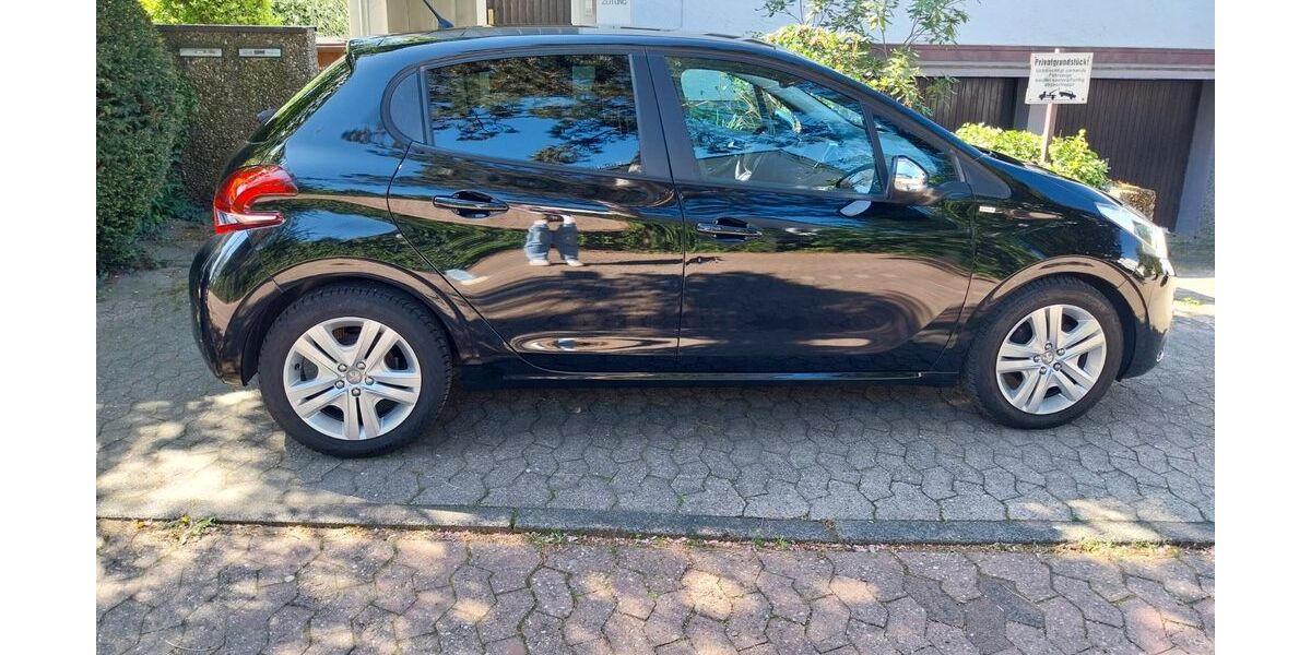 Peugeot 208 110.000 km 5.500 &euro; Bad Soden 65812