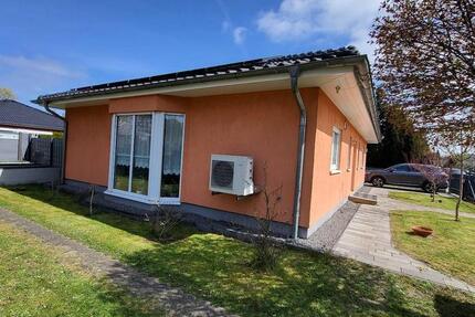 Moderner Bungalow – Stilvoll, Niedrigenergie & mit großem Garten