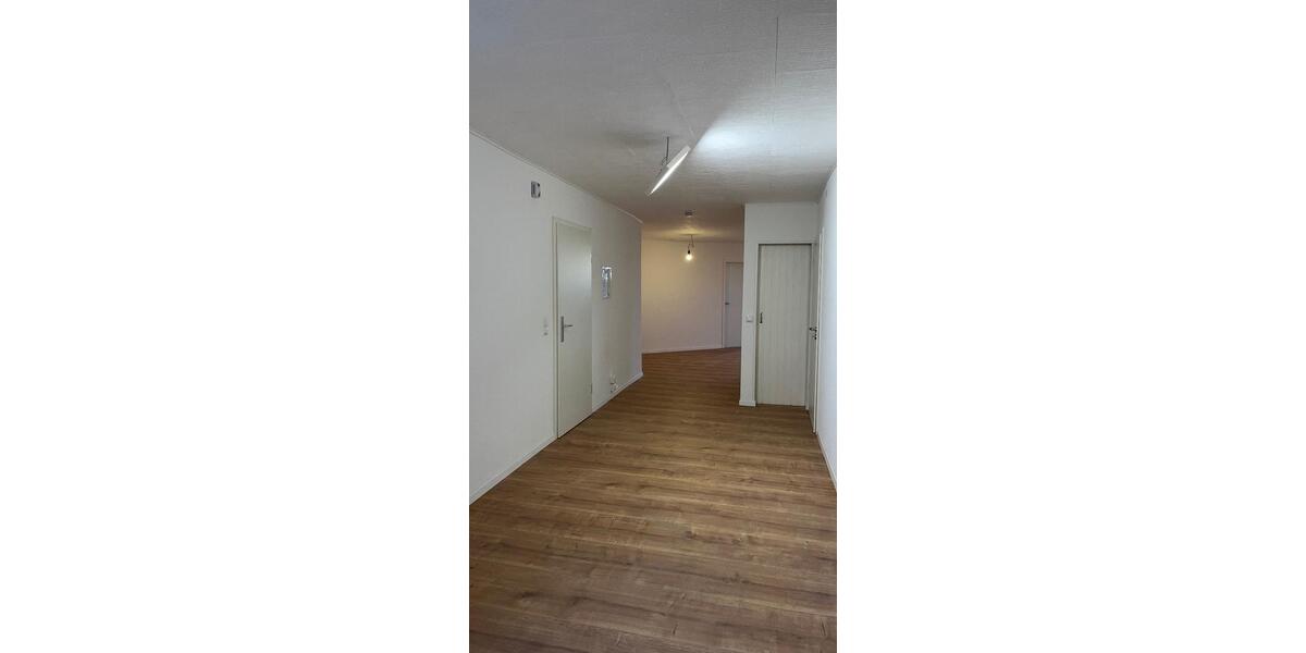 Dachgeschoßwohnung Duisburg Mittelmeiderich - 5 Zimmer, 140 m&sup2;, 1.050&euro; | Angebot:24681764