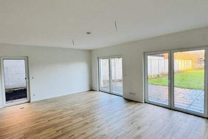 Erstbezug nach Bau! Moderne Doppelhaushälfte mit schönem Garten! 4 zimmer