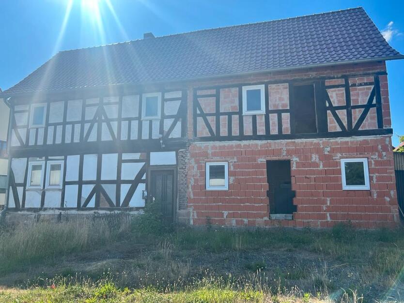 Sanierungsbedürftiges Mehrfamilienhaus in Germerode