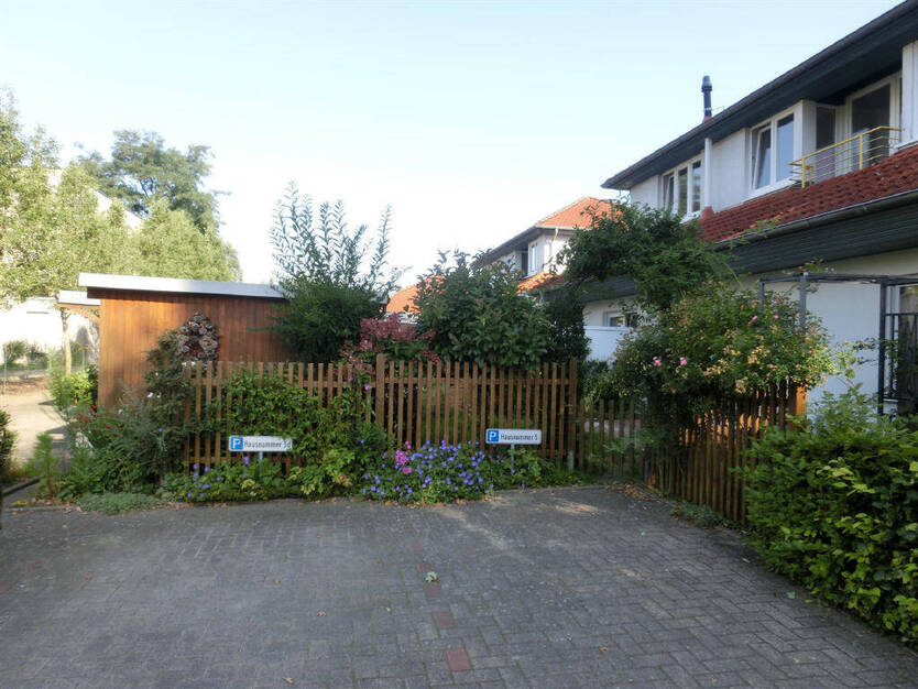 Keine Käuferprovision ! Helle Erdgeschosswohnung mit überdachtem Eingang, Terrasse und Stellplatz 2 zimmer