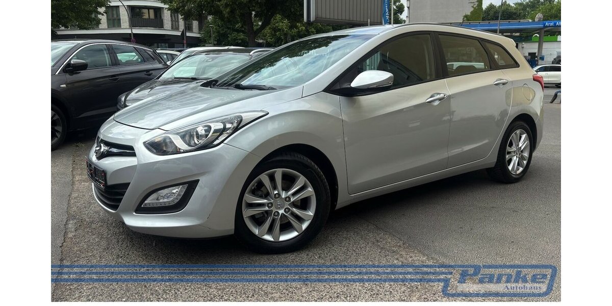 Hyundai i30 FIFA World Cup Edition*NAV*SHZ*StandH*R-CAM* 49.964 km 9.990 &euro; Berlin 13187