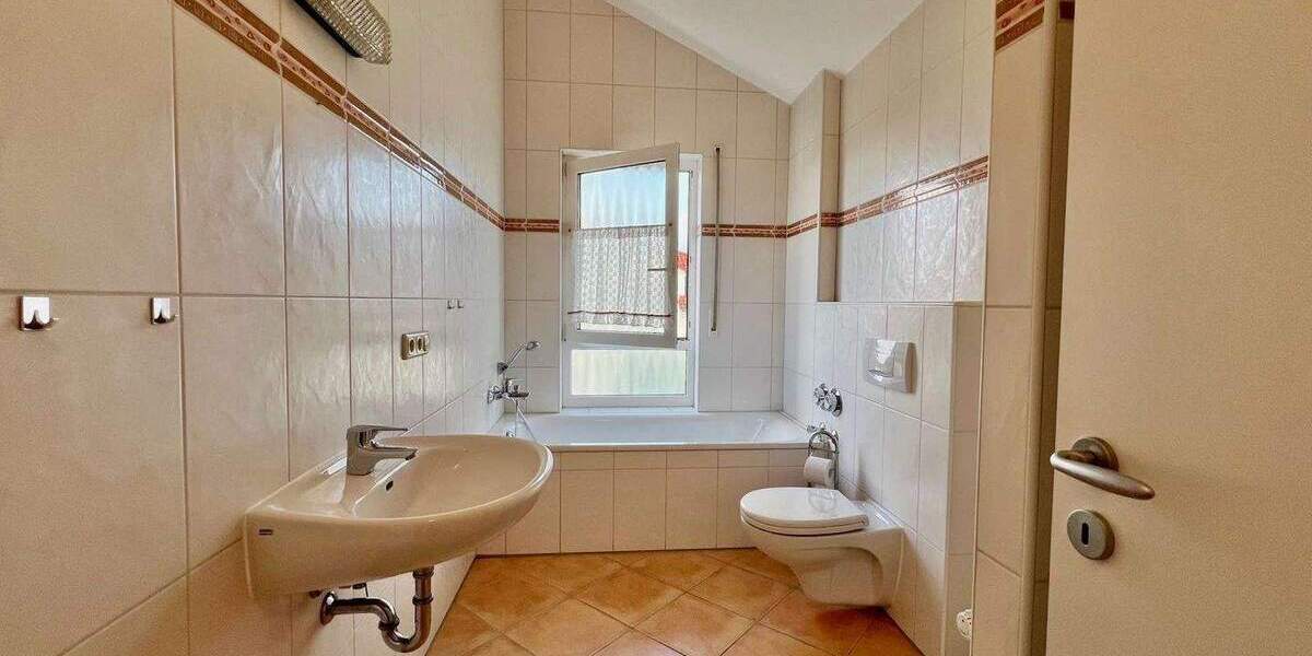 Wo Licht, Weite und Ruhe zuhause sind: Traumhafte 3-Zi-DG-Wohnung in Rumpenheim 3 zimmer