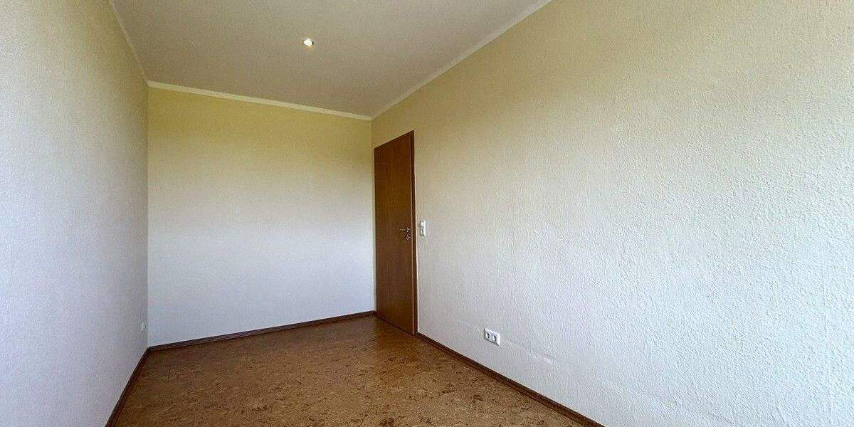 Familienfreundliche Eigentumswohnung mit Einbauküche, 2x Balkonen und 2x Garagen in Löberitz 5 zimmer