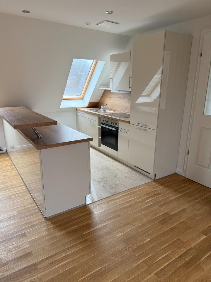 Sanierte Dachgeschoss Wohnung mit EBK, Vollbad und Balkon zimmer