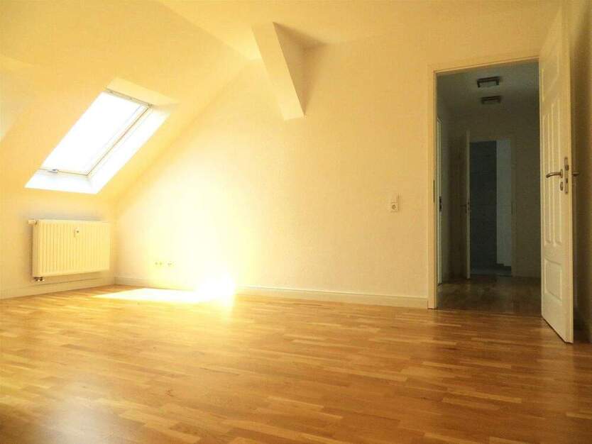 Moderne, sehr gemütliche 1-RaumWohnung im Dachgeschoss mit Tageslichtbad