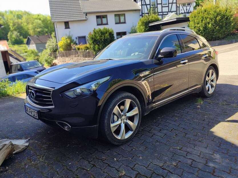 INFINITI QX70 186.365 km 13.299 € Morsbach 51597